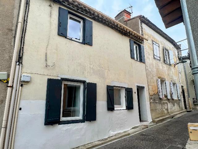Huis te koop in LIMOUX 11300 Aude Languedoc Roussillon France: Gerenoveerde dorpswoning met potentieel voor inkomsten. Gelegen in het hart van het charmante dorpje Pieusse, op slechts een paar minuten van Limoux, biedt deze gerenoveerde dorpswoning een zeldzame c...