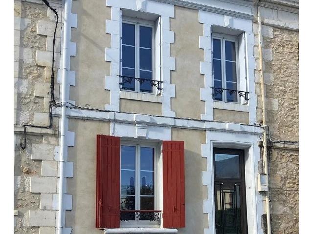 Huis te koop in BERGERAC 24100 Dordogne Aquitaine Frankrijk: Charmante, gerenoveerde stadswoning met 3 slaapkamers. Charmante en lichte, gerenoveerde stadswoning, op een mooie locatie op loopafstand van alle voorzieningen van Bergerac, waaronder het treinstatio...