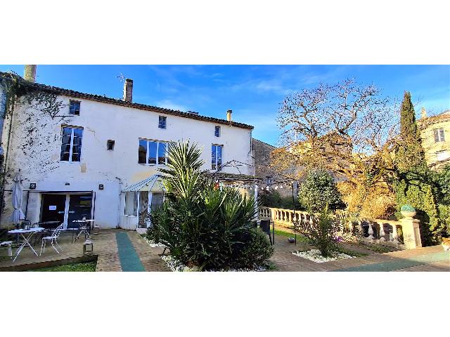 Gîtes/Chambres d'hôtes te koop in BLAYE 33390 Gironde Aquitaine France: Groot stenen herenhuis, in gebruik als bed & breakfast. Gelegen in het hart van het populaire citadelstadje Blaye, aan de monding van de Gironde, treft u dit ruime pand aan, aangepast voor het huidige...