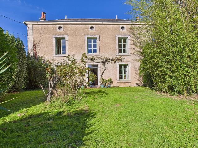 Huis te koop in VAUSSEROUX 79420 Deux-Sèvres Poitou-Charentes France: Charmant huis met zwembad in Vausseroux. EXCLUSIEF BIJ BEAUX VILLAGES! Zodra u dit charmante huis binnenkomt, voelt het als een warme knuffel! Gelegen in een pittoreske tuin in een rustige, landelijke...