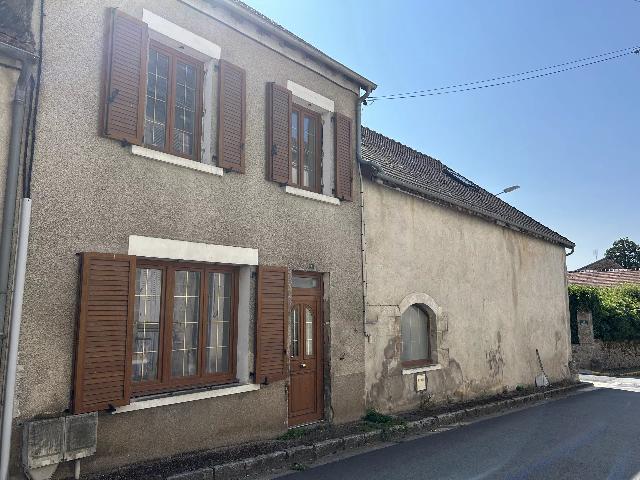 Huis te koop in ARNAC-LA-POSTE 87160 Haute-Vienne Limousin France: Gerenoveerde dorpswoning met aangebouwde winkel en appartement. Een grote gerenoveerde dorpswoning met 5 slaapkamers, met een extra winkelruimte (voorheen een bakkerij) met daarboven nog eens 6 slaapk...