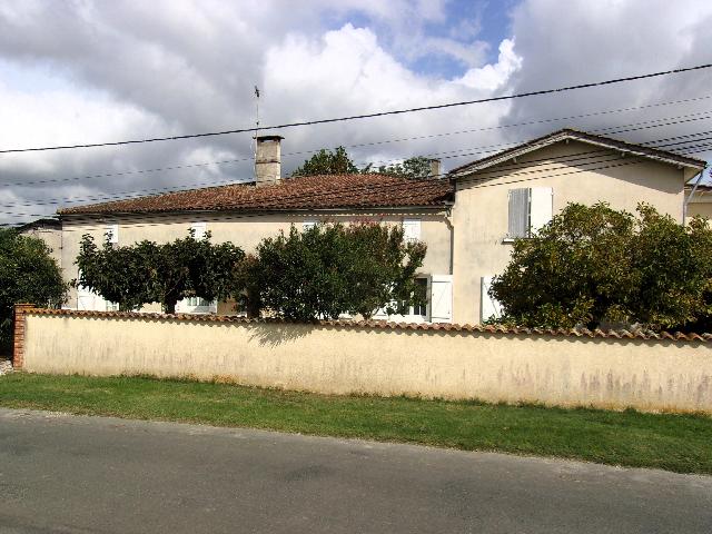 Huis te koop in GIRONDE-SUR-DROPT 33190 Gironde Aquitaine France: Investeringskans! Ruime gezinswoning met 6 slaapkamers. Beaux Villages is verheugd deze woning met 6 slaapkamers aan te bieden in een rustige omgeving, halverwege Monségur en Langon.<br />
<br />
De begane gro...