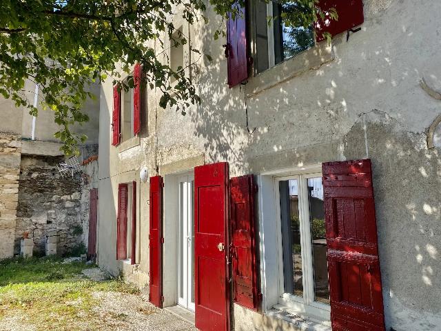 Huis te koop in ARAGON 11600 Aude Languedoc Roussillon France: Charmante stenen dorpswoning met uitzicht op de Pyreneeën. EXCLUSIEF BIJ BEAUX VILLAGES! Gelegen hoog in een dorp, in het hart van de Montagne Noire, biedt deze prachtige vrijstaande woning op het zu...