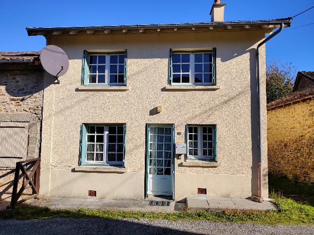 Huis te koop in CUSSAC 87150 Haute-Vienne Limousin France: Vakantiehuis in een gehucht. EXCLUSIEF BIJ BEAUX VILLAGES! In het hart van een klein gehucht in de Limousin vindt u dit stenen landhuis aan de voet van bospaden.<br />
<br />
De begane grond biedt aparte woonru...