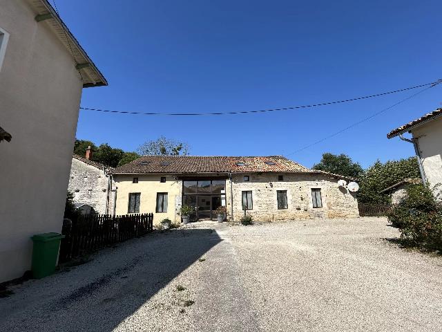 Gîtes/Chambres d'hôtes te koop in LEZAY 79120 Deux-Sèvres Poitou-Charentes France: Woning met boerderij, gîtes en extra woning. EXCLUSIEF BIJ BEAUX VILLAGES! Gunstig gelegen op loopafstand van het populaire marktstadje Lezay, biedt deze veelzijdige woning talloze mogelijkheden.<br />
<br />
...