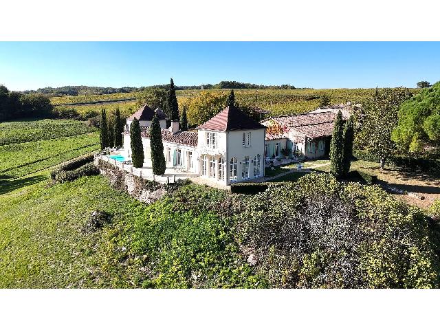 Gîtes/Chambres d'hôtes te koop in PESSAC-SUR-DORDOGNE 33890 Gironde Aquitaine France: Luxe landgoed met zwembad en gastenverblijven. Gelegen tussen Bergerac en Saint-Émilion, combineert dit uitzonderlijke landgoed historische charme met moderne elegantie in een idyllische omgeving op ...
