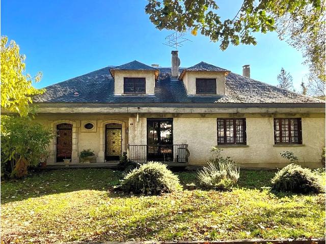 Huis te koop in LAGUÉPIE 82250 Tarn-et-Garonne Midi-Pyrénées France: Veelzijdige villa met 4 slaapkamers, uitzicht op de rivier en een enorm potentieel. EXCLUSIEF BIJ BEAUX VILLAGES! Deze villa uit de jaren 70 biedt 4 slaapkamers, 4 badkamers, een moderne woonkeuken, e...