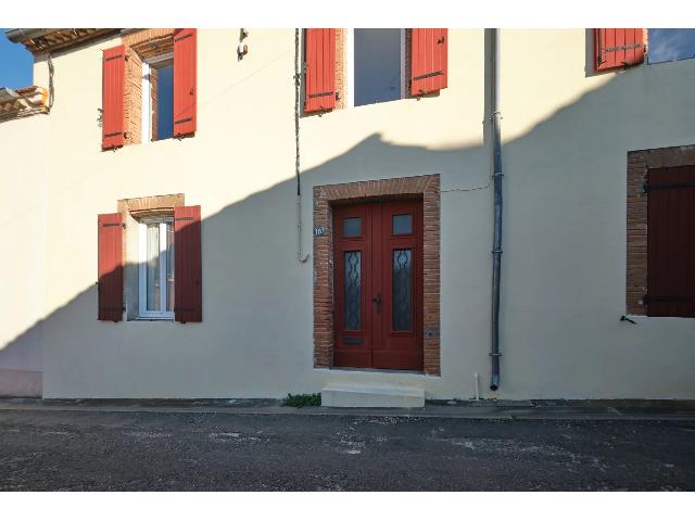 Huis te koop in BRIATEXTE 81390 Tarn Midi-Pyrénées France: Rijtjeshuis met bijgebouw en tuin. Ontdek dit uitnodigende rijtjeshuis in het pittoreske dorpje Briatexte. Met een woonoppervlakte van 180 m² biedt de woning royale accommodatie, ideaal voor een gezi...