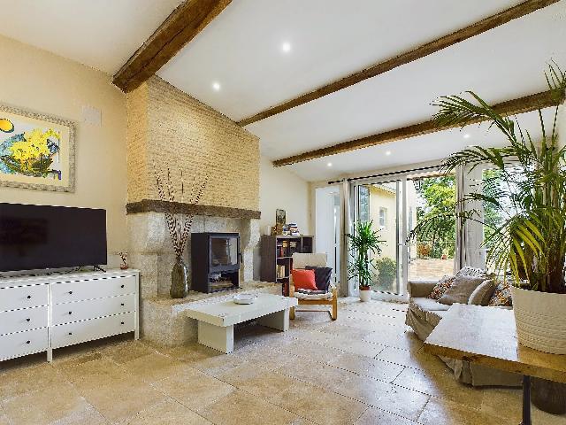Huis te koop in CASTILLONNÈS 47330 Lot-et-Garonne Aquitaine France: Schitterende dorpswoning in het centrum van een bastidedorp. EXCLUSIEF BIJ BEAUX VILLAGES! We zijn verheugd u deze ideaal gelegen woning met drie slaapkamers en drie badkamers te mogen presenteren. Ge...