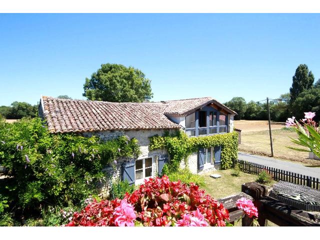 Gîtes/Chambres d'hôtes te koop in EYMET 24500 Dordogne Aquitaine France: Instapklare woning met gîtes aan de rand van Eymet. Net buiten Eymet, op korte afstand van Bergerac en de internationale luchthaven, ligt dit prachtige, volledig gerenoveerde gîtecomplex.<br />
<br />
Bestaan...