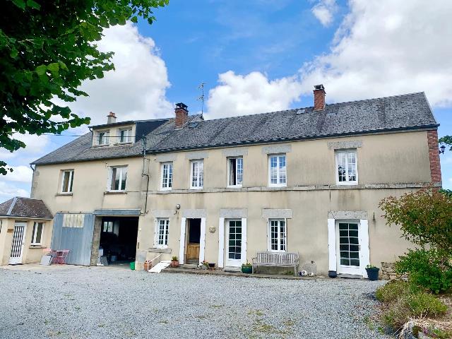 Huis te koop in SAINT-YRIEIX-LES-BOIS 23150 Creuse Limousin France: Ruime gezinswoning met 5 slaapkamers en een gîte met 3 slaapkamers. Onberispelijke, gerenoveerde stenen woning met 5 slaapkamers en een aangrenzende gîte met 3 slaapkamers, gelegen op een groot terr...