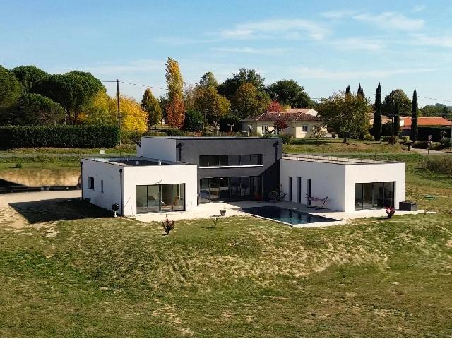 Huis te koop in MIRAMONT-DE-GUYENNE 47800 Lot-et-Garonne Aquitaine France: Moderne gelijkvloerse woning met zwembad en ruim perceel - Miramont-de-Guyenne. Gelegen op een rustige locatie met uitzicht op het open landschap, biedt deze prachtige moderne woning, gebouwd in 2023,...