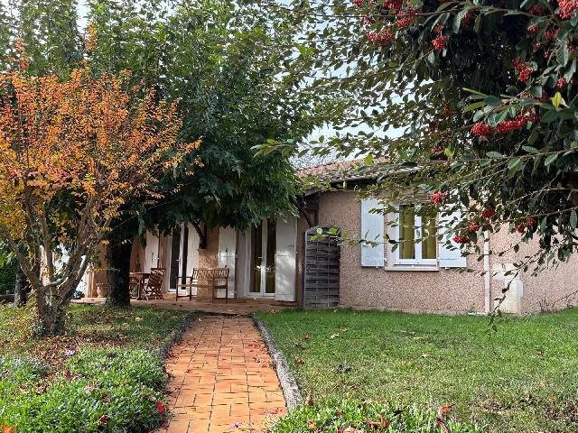 Huis te koop in DURAS 47120 Lot-et-Garonne Aquitaine France: Vrijstaande bungalow met zwembad op een rustige locatie en op korte loopafstand van alle voorzieningen. Deze superlichte en lichte vrijstaande gezinswoning met 3 slaapkamers op één verdieping, onlan...