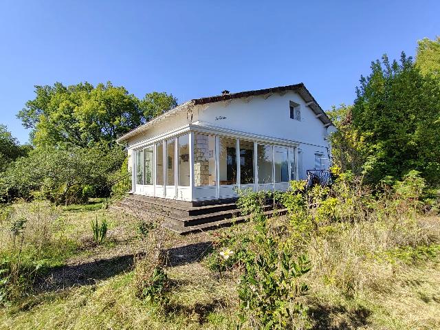 Huis te koop in PIÉGUT-PLUVIERS 24360 Dordogne Aquitaine France: Stenen huis in Piégut Pluviers. EXCLUSIEF BIJ BEAUX VILLAGES! Dit stenen huis staat midden op een bosrijk perceel van 1661 m² aan de rand van een dorp.<br />
<br />
Op de begane grond vindt u een woonkamer me...