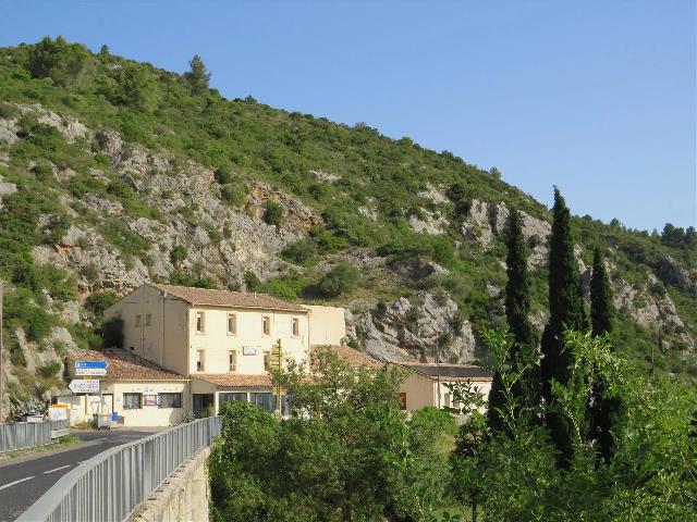 Huis te koop in VILLESÈQUE-DES-CORBIÈRES 11360 Aude Languedoc Roussillon France: Vlakbij Narbonne: Eco-woning aan de rivier met 9 slaapkamers, panoramisch uitzicht en grond. Een unieke kans om eigenaar te worden van deze prachtige woning: een smaakvol gerenoveerd voormalig treinst...