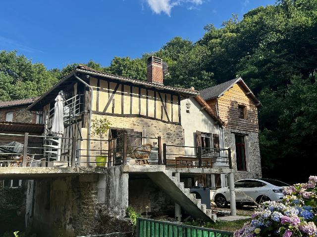 Huis te koop in AIXE-SUR-VIENNE 87700 Haute-Vienne Limousin France: 19e-eeuwse molen aan de rivier met gastenverblijf. Deze gerestaureerde voormalige molen dateert uit 1870 en combineert historisch karakter met modern, eigentijds comfort. Gelegen aan de rand van Aixe-...