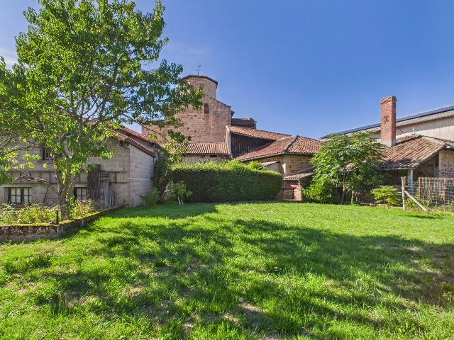 Gîtes/Chambres d'hôtes te koop in ROCHECHOUART 87600 Haute-Vienne Limousin France: Een groep gebouwen met een bijzondere charme. Gelegen in de wijk Rochechouart, beroemd om zijn kasteelmuseum en levendige stadscentrum, presenteren wij deze verzameling charmante huizen waarvan de imp...