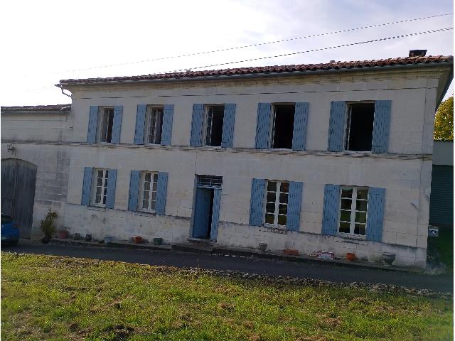 Huis te koop in JONZAC 17500 Charente-Maritime Poitou-Charentes France: Nabij Jonsac. Origineel Charentaise huis, bestaande uit:<br />
Begane grond: entree, goed ingerichte woonkeuken met open haard, woonkamer met open haard, badkamer met douche, toilet<br />
Eerste verdieping: 4 s...