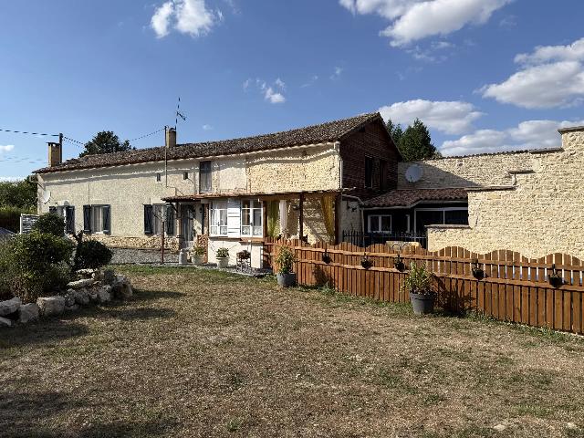 Huis te koop in VALDELAUME 79110 Deux-Sèvres Poitou-Charentes France: Prachtige, ruime woning met 4 slaapkamers en een aangrenzende grote schuur/werkplaats. Deze prachtige en ruime woning met 4 slaapkamers is zorgvuldig ontworpen om comfortabel en flexibel wonen te bied...