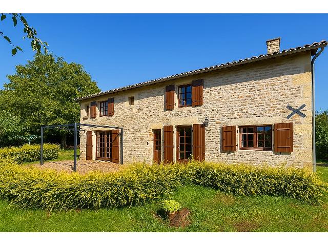Huis te koop in CLUSSAIS-LA-POMMERAIE 79190 Deux-Sèvres Poitou-Charentes France: Charmante vrijstaande stenen cottage in een gewild dorp. EXCLUSIEF BIJ BEAUX VILLAGES! Deze prachtige vrijstaande stenen cottage met drie slaapkamers zit vol karakter en originele details en is gelege...