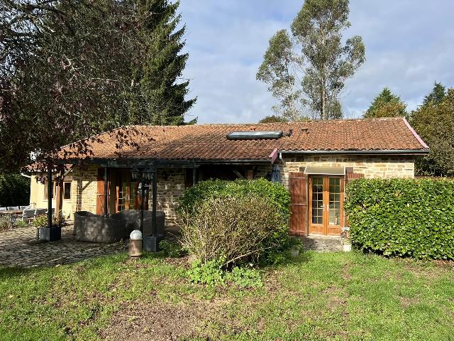 Huis te koop in CHAMPNIERS-ET-REILHAC 24360 Dordogne Aquitaine France: Gelijkvloerse woning met meer, weiland en bos. EXCLUSIEF BIJ BEAUX VILLAGES! Deze fraai gelegen gelijkvloerse woning is gelegen in een rustige, landelijke omgeving en beschikt over een eigen meer, wei...