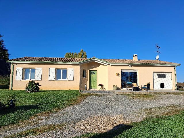 Huis te koop in MONSÉGUR 33580 Gironde Aquitaine France: Gelijkvloerse woning met 4 slaapkamers. EXCLUSIEF BIJ BEAUX VILLAGES! Deze charmante gelijkvloerse woning, gebouwd in 2005, geniet een rustige ligging, maar ligt toch op korte rijafstand van het leven...