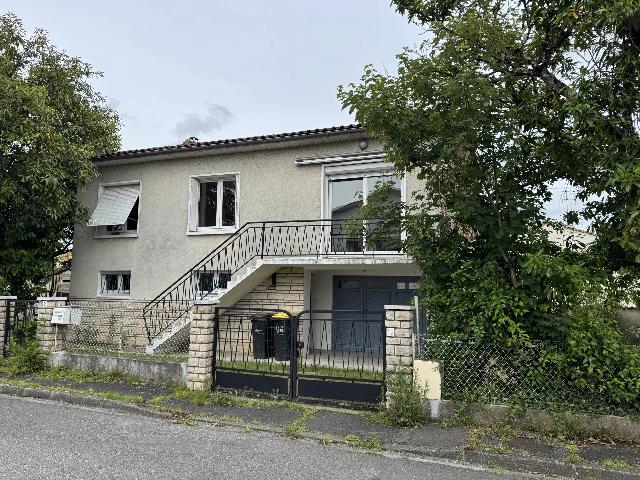Huis te koop in SAINT-MICHEL 16470 Charente Poitou-Charentes France: Moderne woning aan de rand van Angoulême. De woning is recent gerenoveerd en ligt in een rustige straat met goede toegang tot de voorzieningen in het dorp en Angoulême.<br />
<br />
De voordeur geeft toegang ...