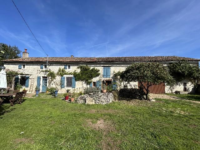 Huis te koop in CHAUNAY 86510 Vienne Poitou-Charentes France: Prachtige vrijstaande, afgesloten woning met karakter en charme. EXCLUSIEF BIJ BEAUX VILLAGES! Gelegen op het rustige Franse platteland, barst deze prachtige vrijstaande stenen boerderij van karakter ...