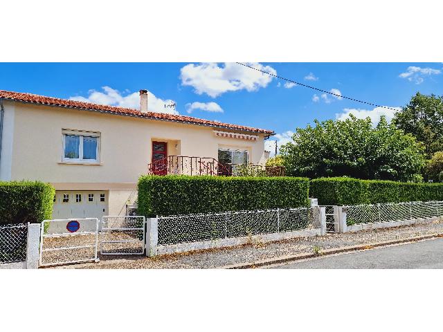 Huis te koop in EYMET 24500 Dordogne Aquitaine France: Onberispelijke woning met 3 slaapkamers, garage en tuin in het centrum van Eymet. EXCLUSIEF BIJ BEAUX VILLAGES: Op slechts een steenworp afstand van de zeer populaire stad Eymet.<br />
<br />
Deze woning met 3 ...