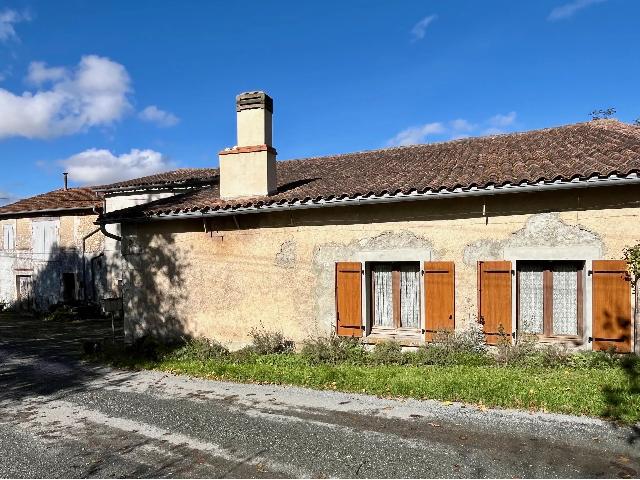 Huis te koop in BOUTEILLES-SAINT-SÉBASTIEN 24320 Dordogne Aquitaine France: Boerderij met bijgebouwen. Gelegen in een rustig gehucht, op minder dan 10 minuten van het marktstadje Saint-Séverin en minder dan 20 minuten van het Plus Beau Village van Aubeterre-sur-Dronne, ligt ...