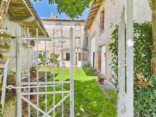 Huis te koop in ROCHECHOUART 87600 Haute-Vienne Limousin France: Woning voor hoofd- of tweede woning. Kom in de wijk Rochechouart uw vastgoedproject tot leven brengen!<br />
<br />
Deze lichte woning is gunstig gelegen, dicht bij voorzieningen maar ook bij het groene plattel...