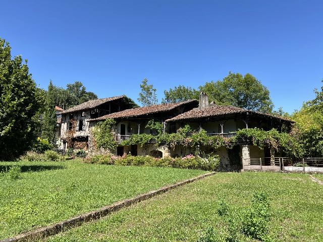 Huis te koop in CAPDENAC 46100 Lot Midi-Pyrénées France: Karakteristiek pand dat volledig gerenoveerd moet worden. EXCLUSIEF BIJ BEAUX VILLAGES! Een oud karaktervol pand, volledig in verval nabij Figeac, dat volledig gerenoveerd moet worden.<br />
<br />
De bovenste ...