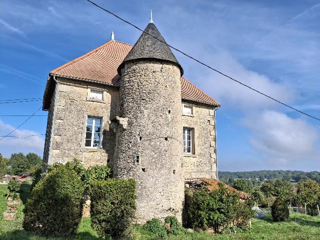 Huis te koop in ALLOUE 16490 Charente Poitou-Charentes France: Historisch pand met bijgebouwen en 31 hectare grond. EXCLUSIEF BIJ BEAUX VILLAGES! Dit pand maakte oorspronkelijk deel uit van Château de Gueuche. Het ligt te midden van 31 hectare vruchtbare prairie...