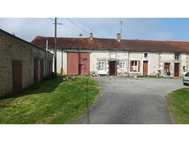 Gîtes/Chambres d'hôtes te koop in BUSSIÈRE-POITEVINE 87320 Haute-Vienne Limousin France: Gehucht met 3 huizen en schuren, op 5 hectare grond. Een unieke oase die u niet mag missen! Droomt u van een klein gehucht vol rust? Uw zoektocht eindigt hier. Dit beschermde landgoed, bereikbaar via ...