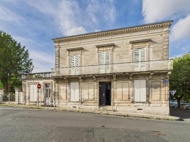 Gîtes/Chambres d'hôtes te koop in RIBÉRAC 24600 Dordogne Aquitaine France: Royale stenen stadswoning met ommuurde tuin en dubbele garage – Toplocatie in Ribérac. Ideaal gelegen in het hart van het levendige marktstadje Ribérac, biedt deze indrukwekkende stenen stadswonin...