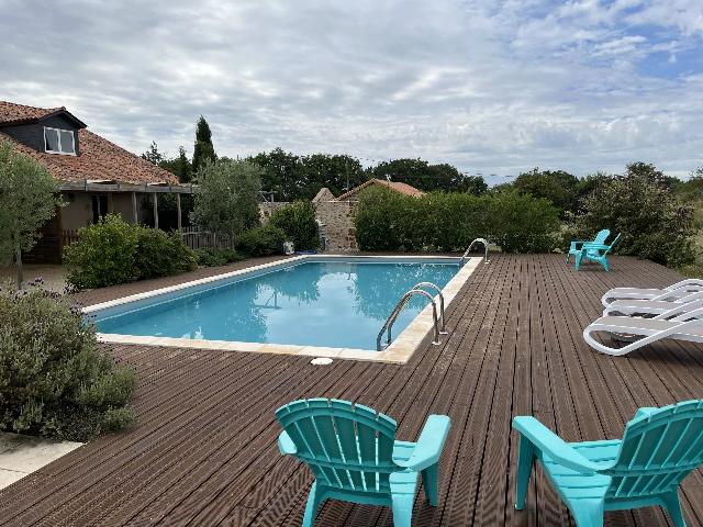 Gîtes/Chambres d'hôtes te koop in MONTMORILLON 86500 Vienne Poitou-Charentes France: Prachtig! 14 slaapkamers met zwembad, centrale ligging dicht bij het strand en de bergen. Zoekt u een potentiële zakelijke mogelijkheid om inkomsten te genereren? Zoek dan niet verder! Deze eeuwenoud...