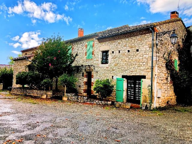 Huis te koop in CAGNAC-LES-MINES 81130 Tarn Midi-Pyrénées France: Ruime gezinswoning. Verscholen aan een rustig plein zonder doorgaand verkeer, biedt deze charmante woning veel leefruimte en een ideale setting voor een gezinsleven.<br />
<br />
De begane grond beschikt over e...