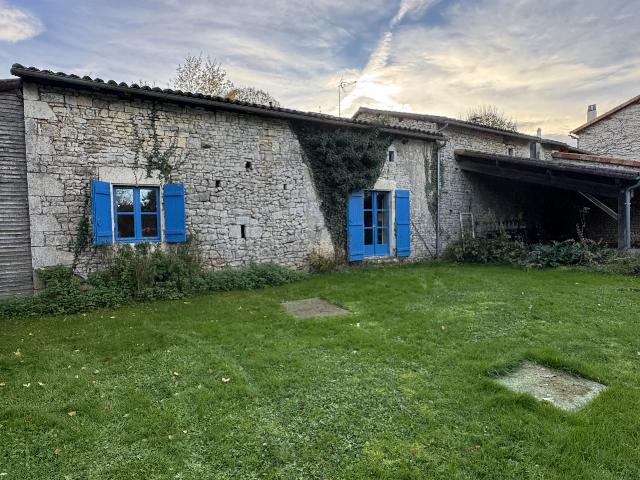 Huis te koop in LES ADJOTS 16700 Charente Poitou-Charentes France: Prachtig dorpshuis met veel potentieel. EXCLUSIEF BIJ BEAUX VILLAGES! Een stenen huis met op de begane grond een woonkamer, een zitkamer met open haard, een bijkeuken, een badkamer met douche en een t...