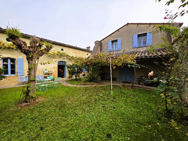 Gîtes/Chambres d'hôtes te koop in CASTILLON-LA-BATAILLE 33350 Gironde Aquitaine France: Elegante woning op het platteland met zwembad. Gelegen in een vredig gehucht, omringd door glooiende wijngaarden, biedt dit prachtig gerestaureerde 18e-eeuwse stenen huis de perfecte mix van charme, r...