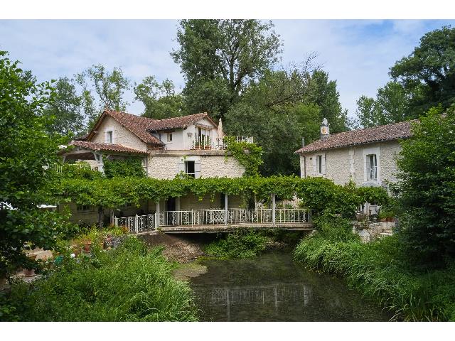 Gîtes/Chambres d'hôtes te koop in RIBÉRAC 24600 Dordogne Aquitaine France: Buitengewone Watermolenwoning met drie luxe gastensuites. Een zeldzame vondst! Een uitzonderlijke 18e-eeuwse watermolen die volledig is gerenoveerd.<br />
<br />
De eigenaren wonen er momenteel als hoofdverblij...