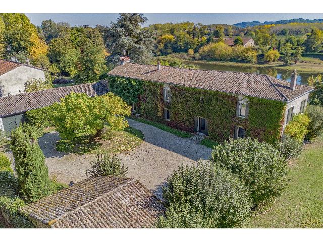 Huis te koop in SAINTE-FOY-LA-GRANDE 33220 Gironde Aquitaine France: Prachtig gerestaureerd familiehuis nabij een bastidestadje. Deze prachtige woning is gelegen rond een charmante binnenplaats die aan drie zijden is omsloten, met in het midden een prachtige volwassen ...