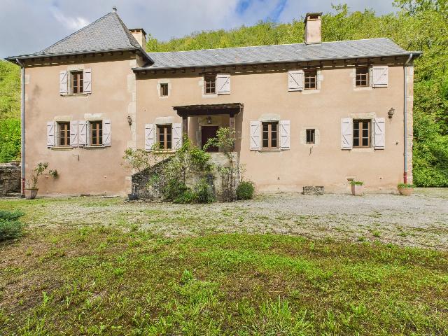 Huis te koop in PARISOT 82160 Tarn-et-Garonne Midi-Pyrénées France: Prachtig gerenoveerd stenen huis met 4 slaapkamers aan de rivier en zwembad. EXCLUSIEF BIJ BEAUX VILLAGES! Ontdek dit charmante stenen huis met 4 slaapkamers vlakbij Parisot, in het hart van Tarn-et-G...