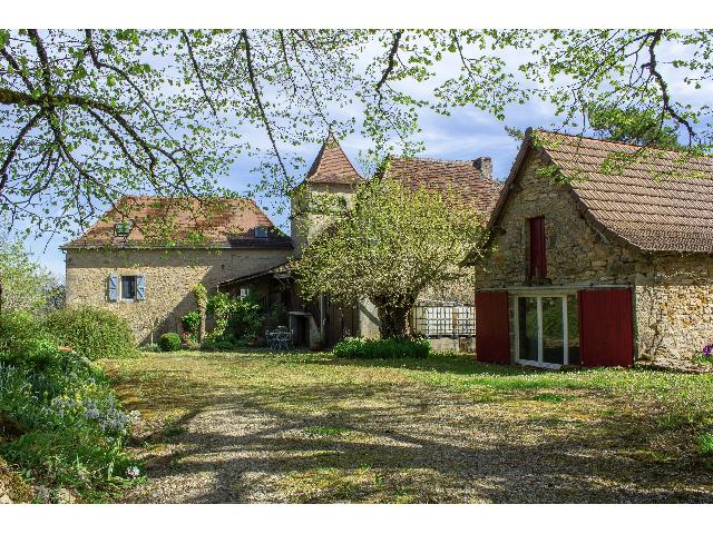 Huis te koop in FAYCELLES 46100 Lot Midi-Pyrénées France: Stenen huis met duiventoren, appartement, schuur, bijgebouwen en adembenemend uitzicht! EXCLUSIEF BIJ BEAUX VILLAGES! Vlakbij Figeac, een charmante woning in Quercynoise stijl met een duiventoren, een...