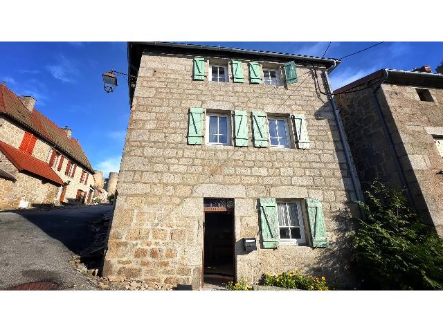 Huis te koop in CROCQ 23260 Creuse Limousin France: Een perfect tweede huis in een levendig historisch stadje. EXCLUSIEF BIJ BEAUX VILLAGES! In het historische hart van Crocq, op slechts een steenworp afstand van het 12e-eeuwse kasteel, is dit prachtig...