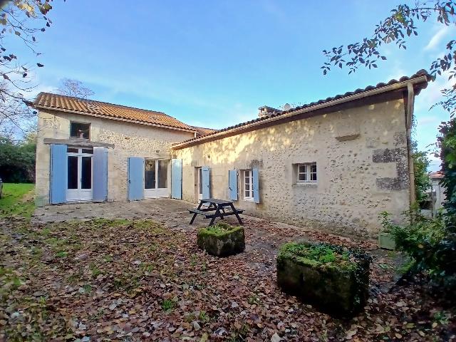 Huis te koop in VERTEILLAC 24320 Dordogne Aquitaine France: Gerenoveerde woning met drie slaapkamers en een prachtig uitzicht. EXCLUSIEF BIJ BEAUX VILLAGES! Wij presenteren u graag een uitstekende woning op een rustige locatie met een weids uitzicht over het o...