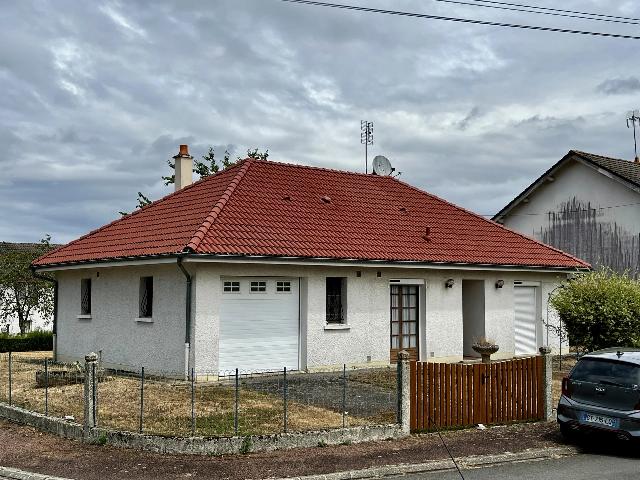 Huis te koop in BELLAC 87300 Haute-Vienne Limousin France: Vrijstaande bungalow met twee slaapkamers aan de rand van Bellac. Gelegen in een rustige, landelijke omgeving net buiten het levendige marktstadje Bellac, biedt deze goed gepresenteerde vrijstaande bu...