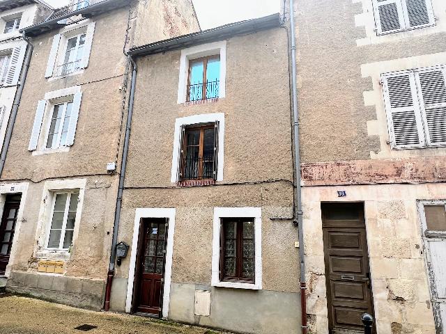Huis te koop in MONTMORILLON 86500 Vienne Poitou-Charentes France: Fantastische locatie in de stad, stijlvol gerenoveerd. U hoeft alleen maar de sleutel om te draaien en te ontspannen! Supergelegen woning in een werelderfgoedstad vol winkels, bars, restaurants, enz.,...