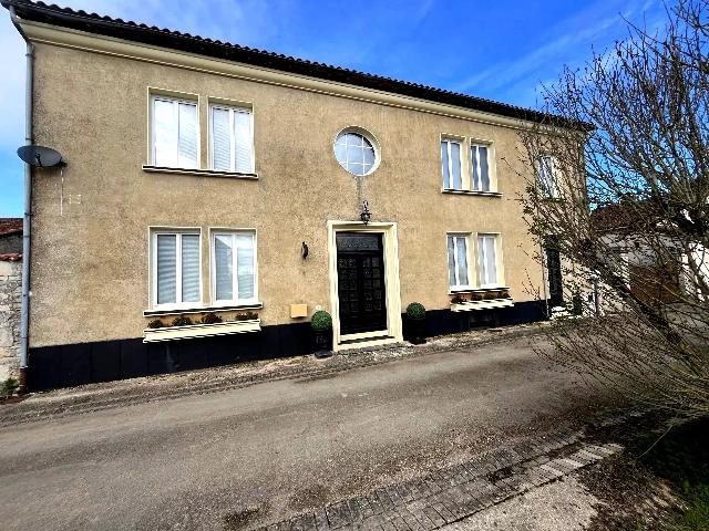 Huis te koop in BARRO 16700 Charente Poitou-Charentes France: Schitterende dorpswoning met twee slaapkamers. EXCLUSIEF BIJ BEAUX VILLAGES! Deze fantastische, volledig gerenoveerde woning met tuin en schuur, gelegen in een actief dorp vlakbij Verteuil-sur-Charent...