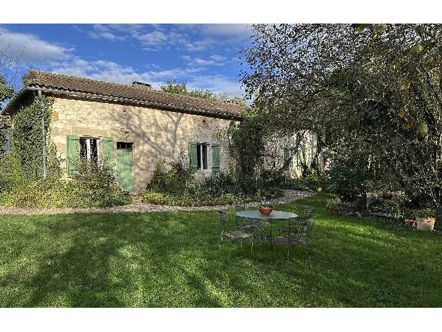 Huis te koop in LAUZUN 47410 Lot-et-Garonne Aquitaine France: Stenen huisje met 3 slaapkamers, gelegen in een oase van rust. Gelegen nabij het dorp Lauzun en aan een lange oprijlaan vanaf een rustig landweggetje, is dit landhuis ideaal voor natuurliefhebbers. Na...