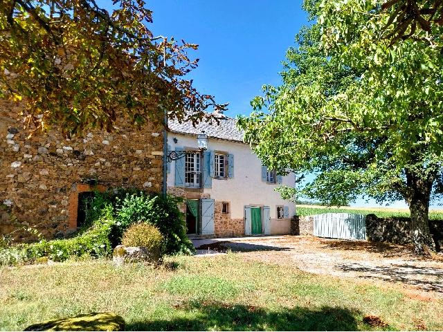 Huis te koop in LAGUÉPIE 82250 Tarn-et-Garonne Midi-Pyrénées France: Afgelegen stenen boerderij met zwembad en schuurpotentieel. Ontsnap naar de rust met deze betoverende stenen boerderij op het zuiden. Gelegen op een hectare sereen land zonder directe buren, biedt dez...